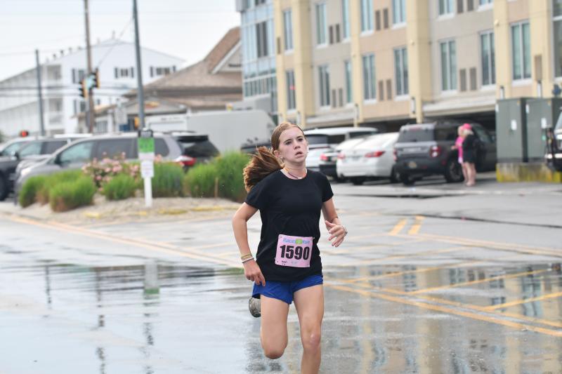 Hannah Craig finishes the race in 23:01.