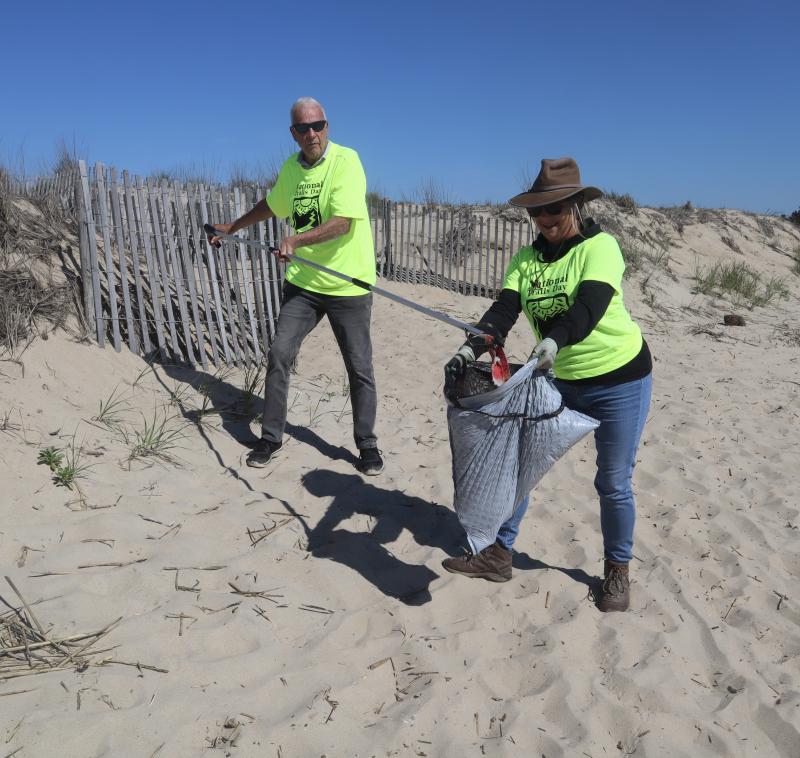 Bob Wallace, left, and Johanna Rupp work together to clean up the beach.