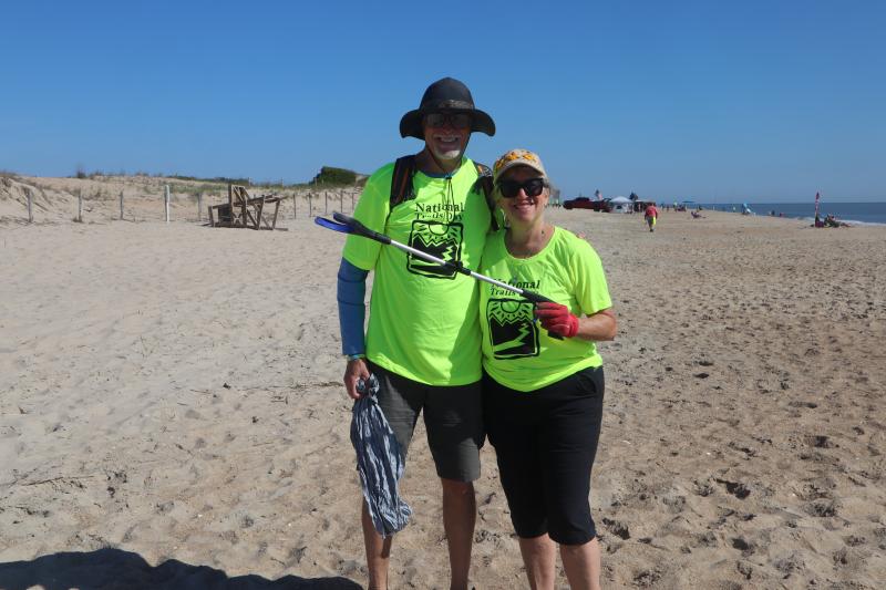 Chris Braudy, left, and Gale Seligson volunteer at the National Trails Day beach cleanup. GABRIELLE ZIEGLER PHOTOS