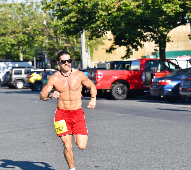 Andrew Weir sprints to the finish for a time of 17:45.