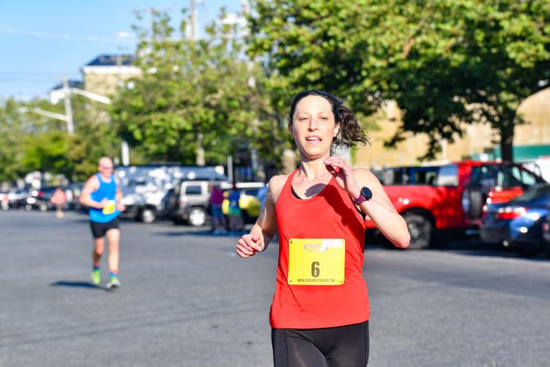Eve Hoffman crosses the finish in a time of 19:31.