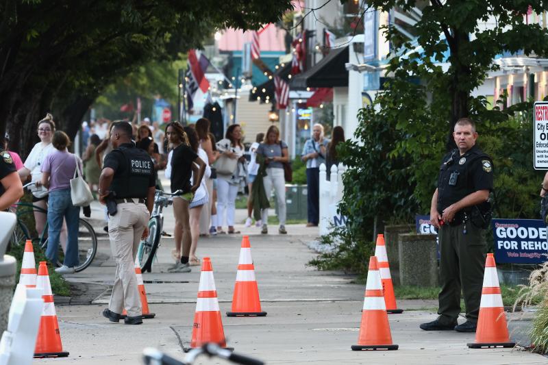 Secret Service agents and Rehoboth Beach Police blocked off the sidewalk in front of city hall while the president was inside. BILL SHULL PHOTOS