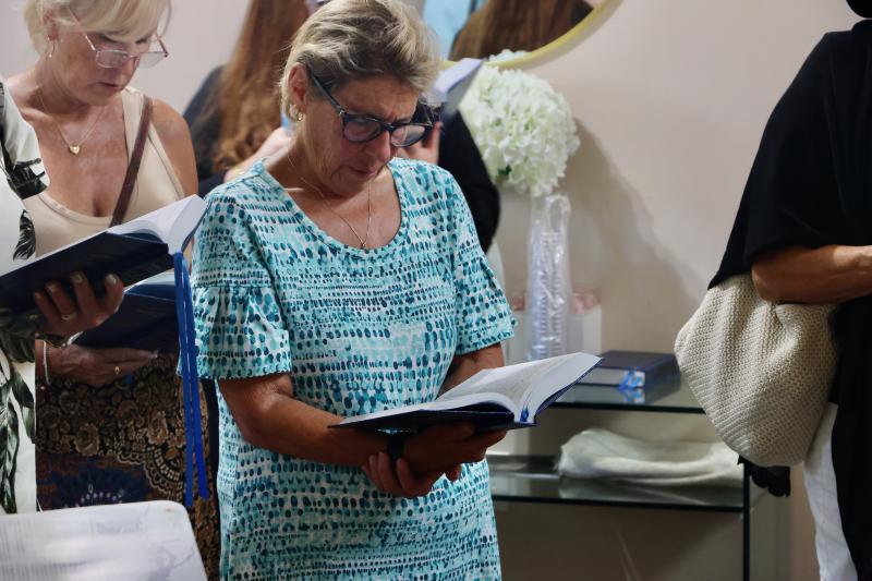 Bonnie Korn reads from the Torah during the Shabbat ceremony.