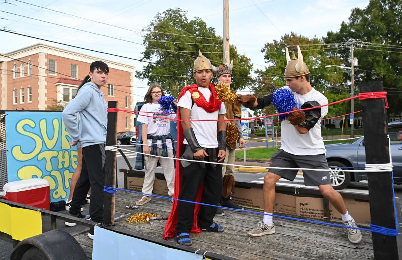 The junior float featured a boxing match between the Vikings and the Spartans.