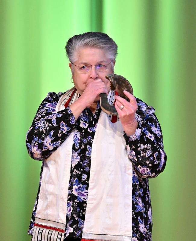 Rabbi Beth Cohen, rabbi emerita from Seaside Jewish Community, sounds the shofar to welcome worshipers to the space.
