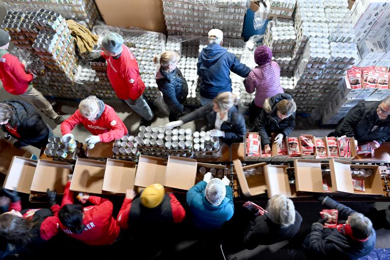 A flurry of activity takes place on the packing line. TED PFIRRMANN PHOTOS