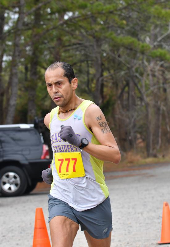 Martin Rodriguez wins the 10-miler title in 1:05:10.