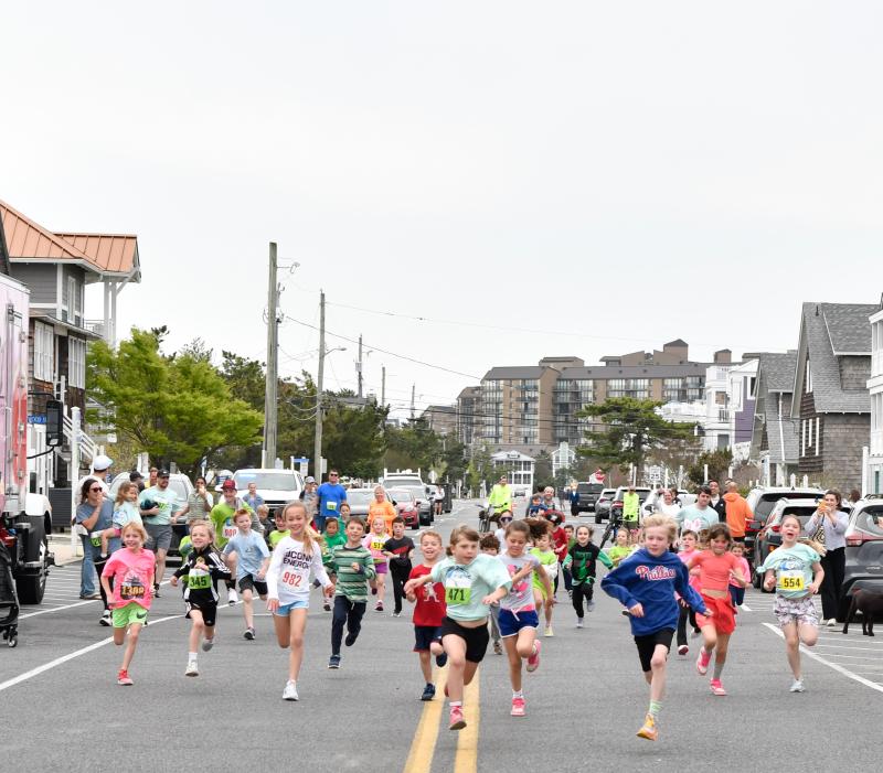 Youngsters race north on Atlantic Avenue for the Kiddie Dash.