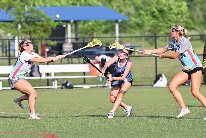 Blue team middie Kylie Hammond of Lake Forest shoots and scores.