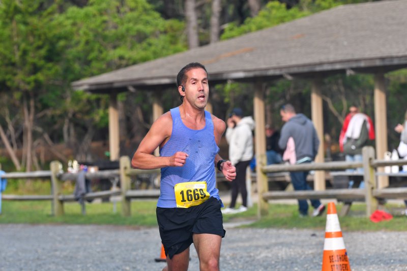 Matt Sparacino wins the race in 18:16.
