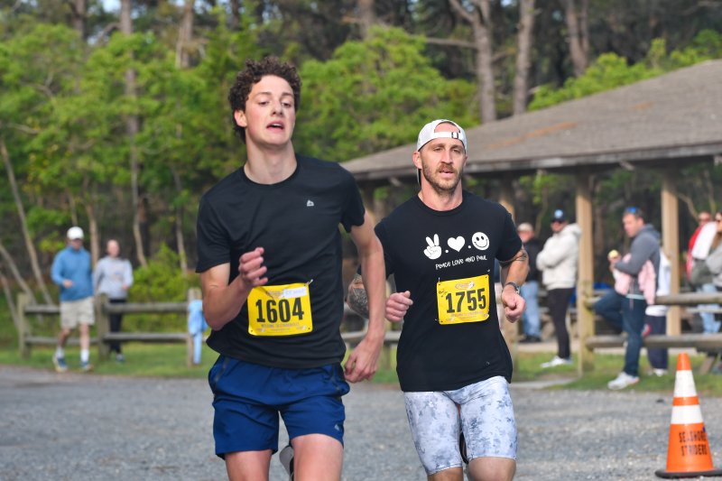 Eric Lewis (18:57) and Paul Ecker (18:58) battle to the finish line.
