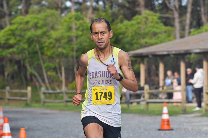 Martin Rodriguez wins the male masters race in 19:01.