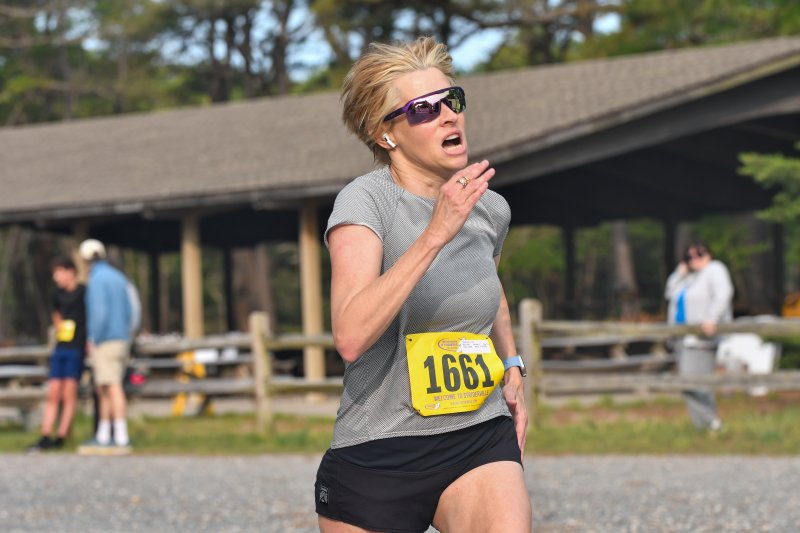 Lisa Sherman wins the women’s race in 21:54.