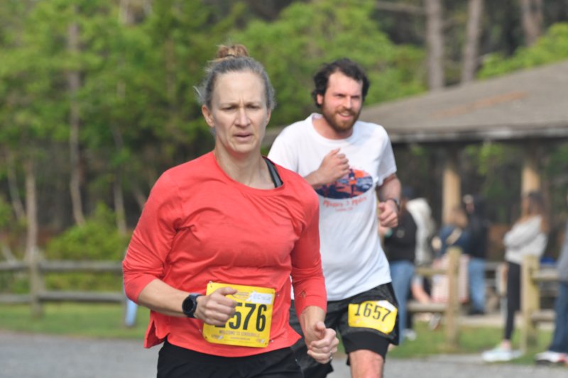 Jamie Hicks wins the female masters title in 23:22.