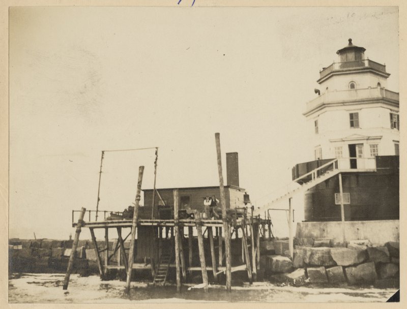 The original Harbor of Refuge Light stands tall in 1913. SOURCE: U.S. LIGHTHOUSE SERVICE