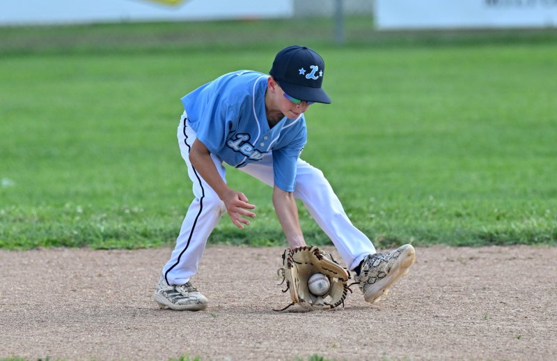 Shane Reynolds fields a ball at the hot corner.