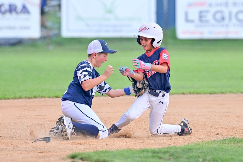 Bryce DeLacy puts the tag on MOT’s Roman Ficarra in a rundown.