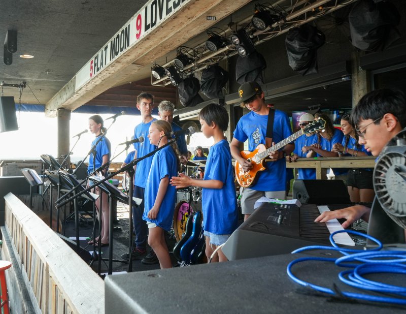 Shown in front singing are (l-r) Ava Kaskey, Kellan Lepoakil, Hazel Marshall and Olivia Sun. Behind them are Walt Hetfield on bass and Reed Snyder on guitar. Javien Diehl plays the keyboard on the far right.