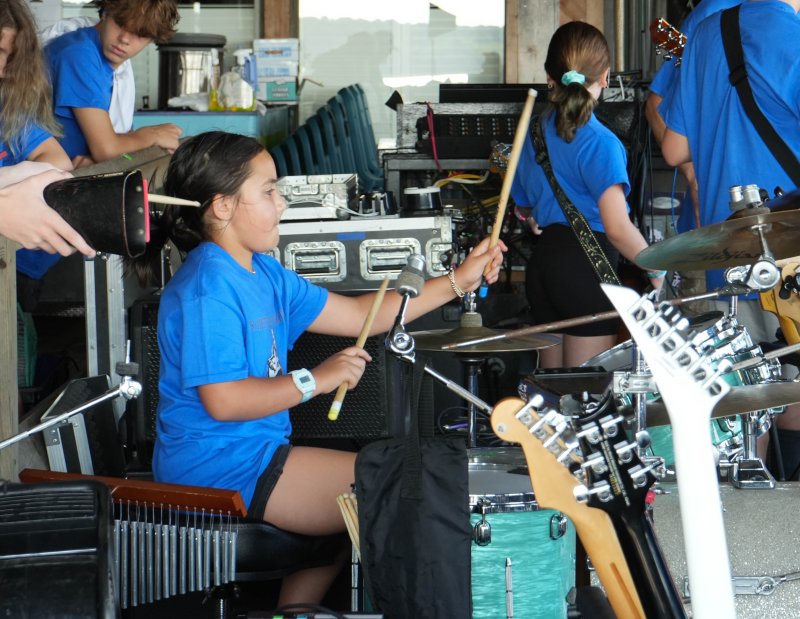 Ilean Meibaum plays the drums.