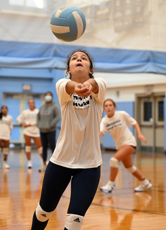 Seahawks setter Anna Lara-Nieto bumps a dig.
