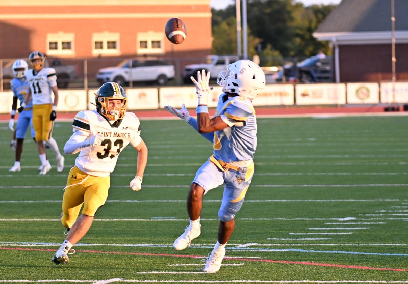 Cape senior Amari Jackson catches a Jameson Tingle pass and runs in for a first-quarter touchdown.