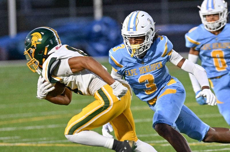 Cape sophomore Mikiah Jackson, right, lines up Ta'Son Wallace for a tackle.