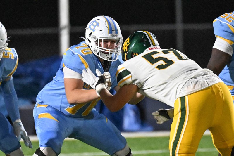 Cape sophomore lineman Riley Baum blocks Nolan Flasinski.