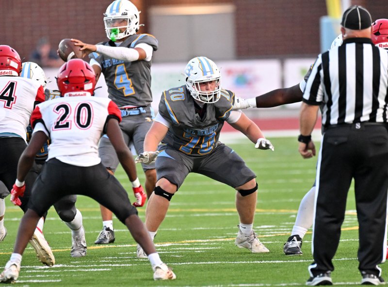 Lineman Riley Baum pass blocks for Jameson Tingle.