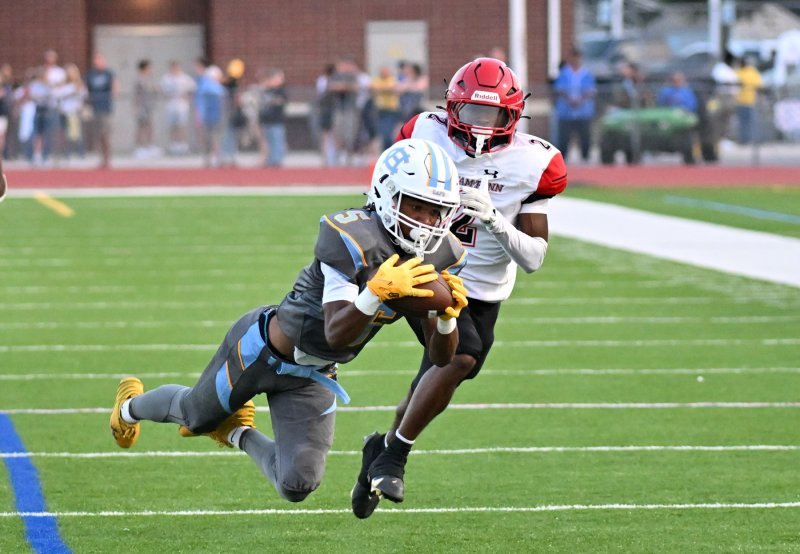 Cape wide receiver Amari Jackson makes a 29-yard catch in the first series.