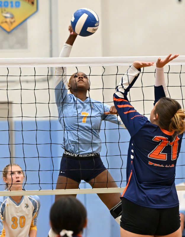 Cape’s McKenzie Everson slams a kill on Delmar’s Kalei Travers.