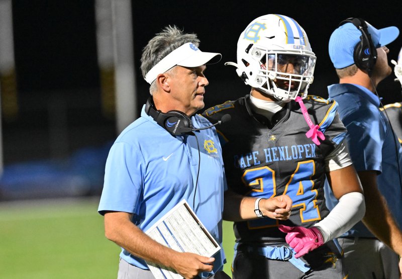 Cape coach Chip Knapp goes over a play with Del Richards.
