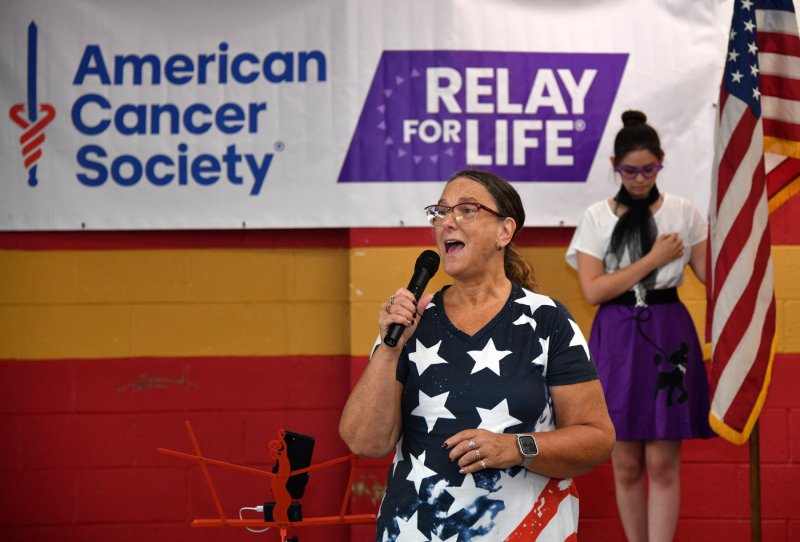 Debbie O’Neal sings the national anthem to start the event.