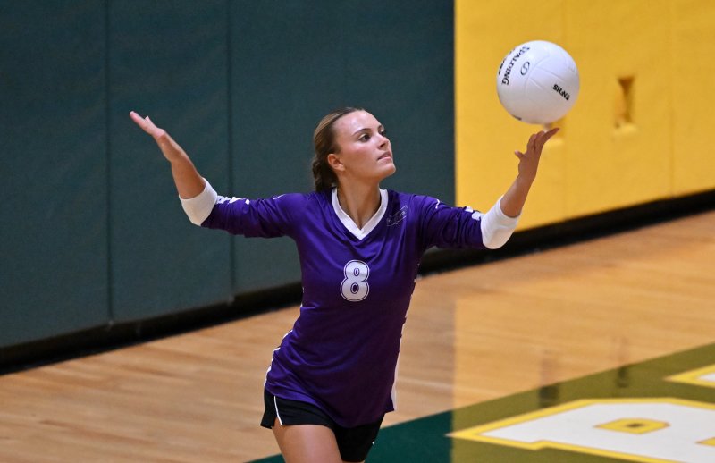 Royals senior Riley Barto serves an ace.
