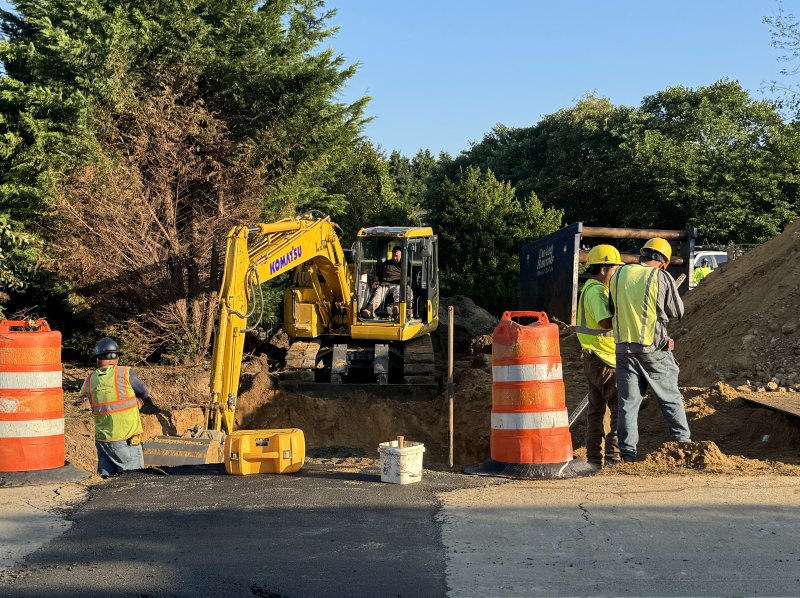 Crews work to dig out holes for new water main pipes along Cave Neck Road. NICK ROTH PHOTOS