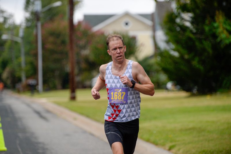 Mark Walchinsky wins the Cannonball 5K in 18:58.