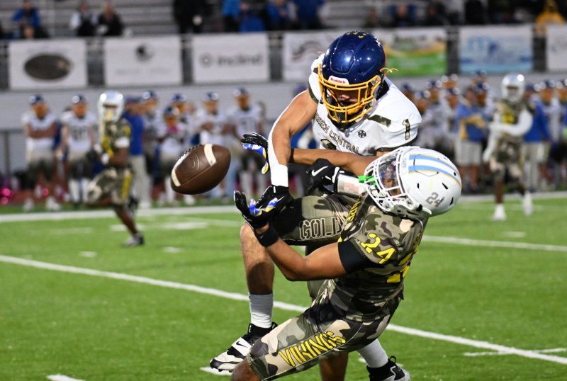 Cape’s Quardell Richards battles for a catch with Central’s Jace Troxler.