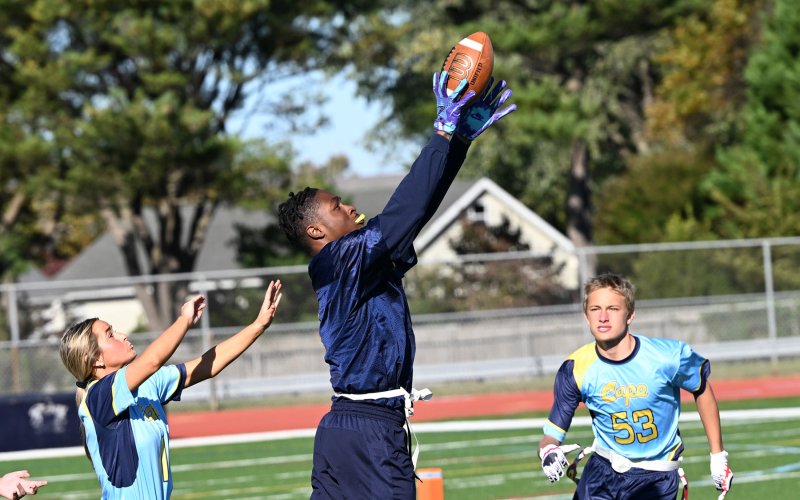 Seaford’s De’Von Cannon-DeShields pulls in a pass between Cape’s Carmen Williams, left, and Jaxson Holgerson.