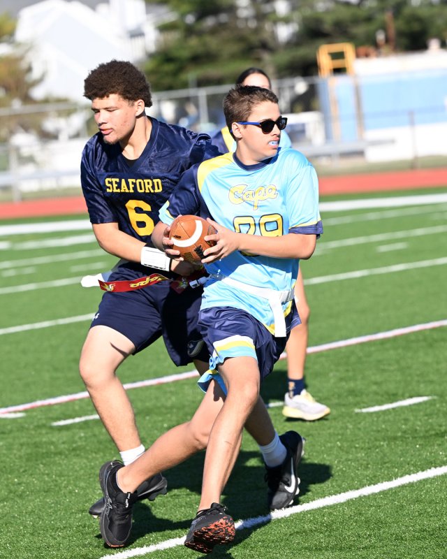 Aiden Curren takes a handoff and runs 15 yards for a Cape first down.