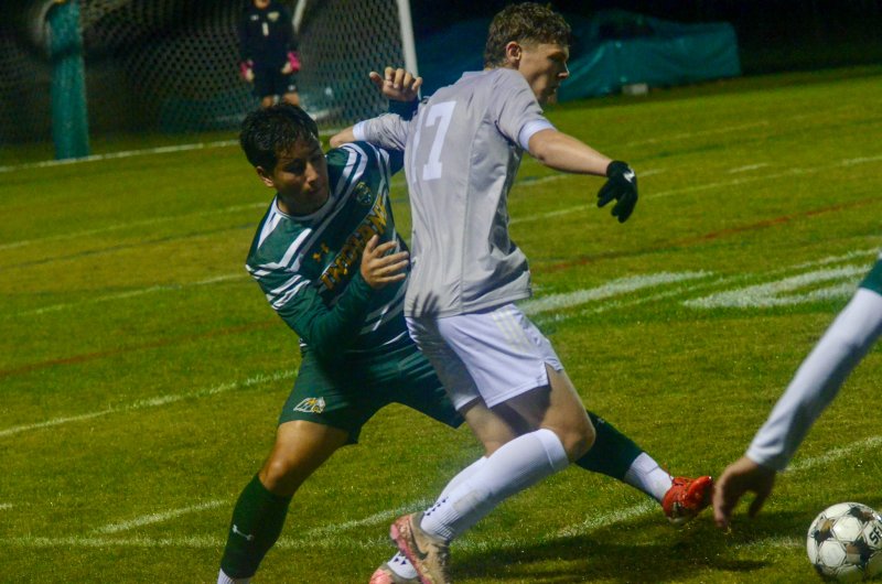 Seahawks senior Chase Ballinger gets a pass off.