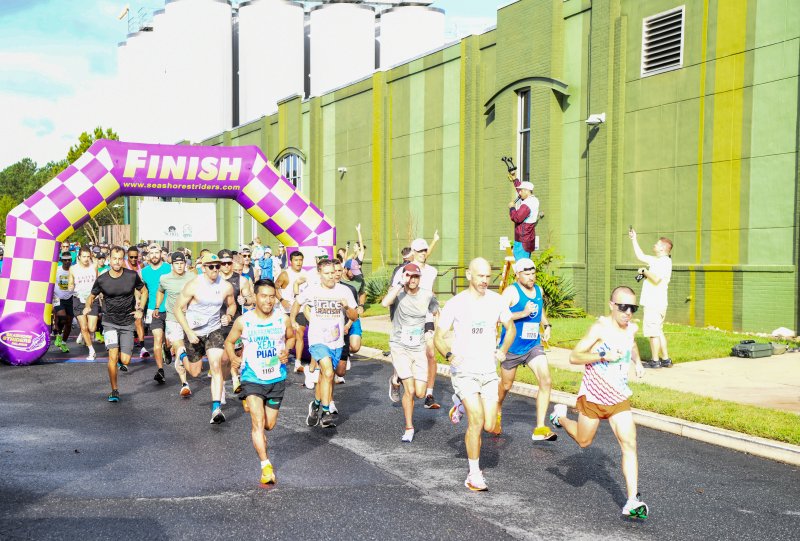 The start of the 2025 Dogfish Dash in Milton. DAVE FREDERICK PHOTOS