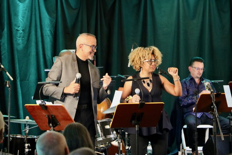 Steve Washington and Allison Crockett performs music of jazz greats Sarah Vaughn and Billy Eckstine.
