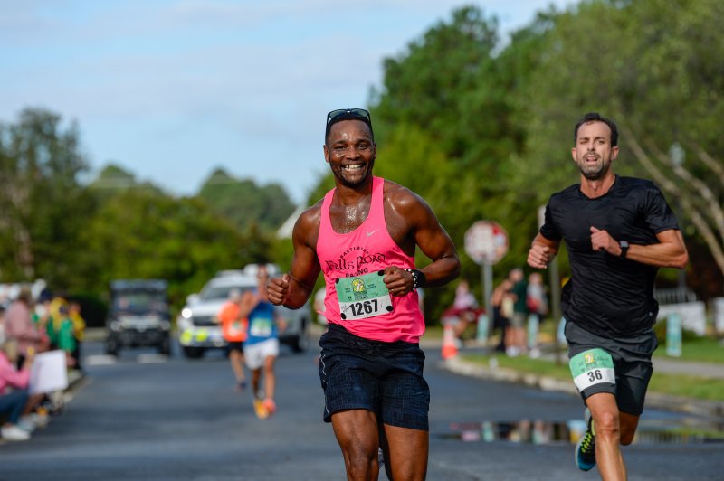 Anthony Wamwea and Bryan Mack race to a time of 23:20.