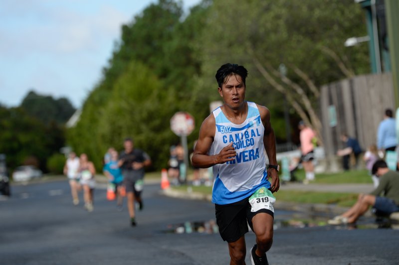 Moiber Rivera cruises to a time of 26:10.