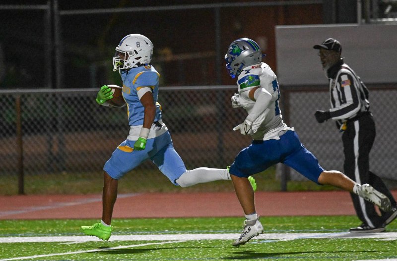 Cape senior Ty Handy outruns the Hawks’ defense and scores a touchdown for the Vikings.