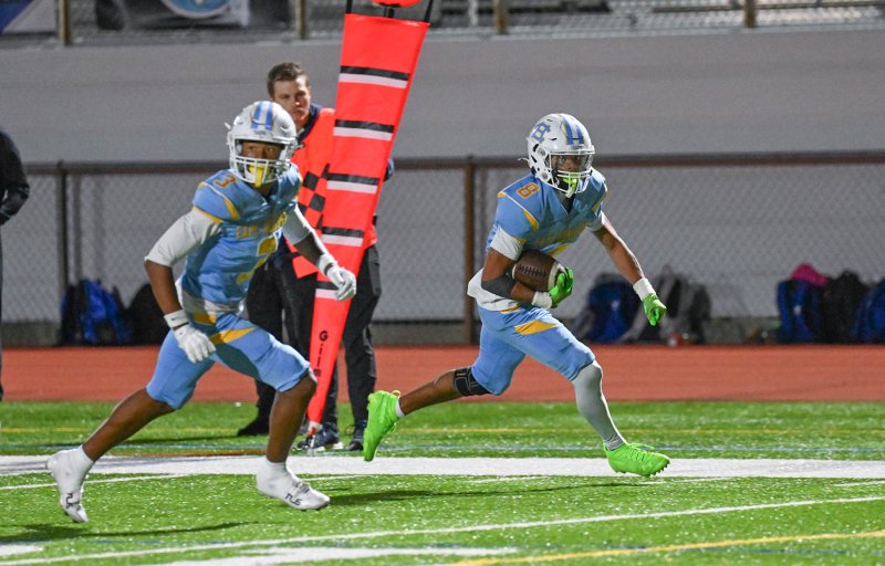 Ty Handy runs for a touchdown with teammate Mikiah Jackson helping from behind.