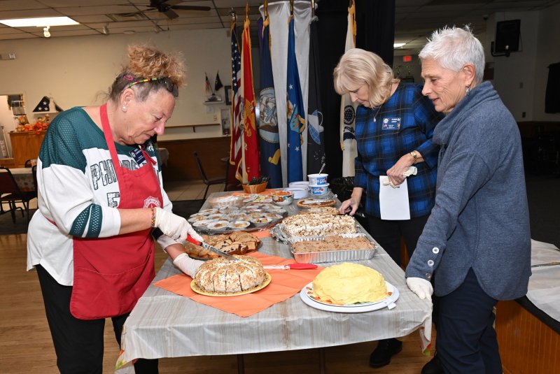 Serving delicious desserts are (l-r) Sigrun Carnavale, Robin Airey and Barb Dewey.