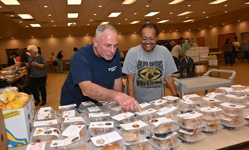 Tony Susi, left, and Sharon Taylor read the cute notes made by the Cypress Hearts & Hands 4-H Club.