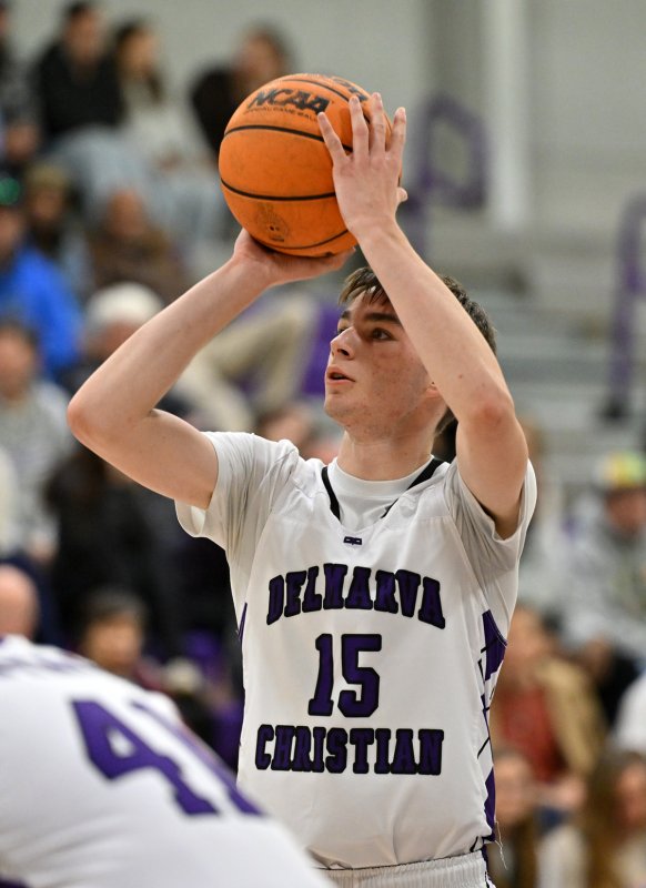 Senior Gideon Woods hits a free throw for the Royals.