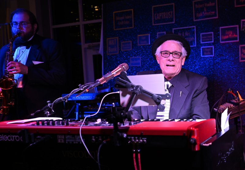 Bob Yesbek entertains the crowd during the cocktail hour.