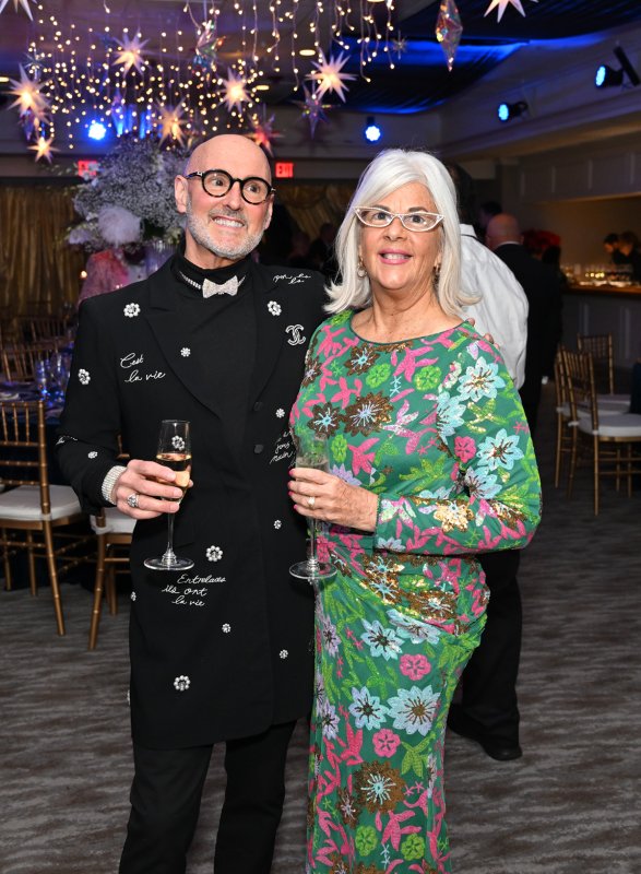 Having a great time at the cocktail hour are Joe Masiello and Cindy Wooleyhan.